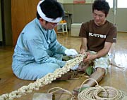 大蛇の尾を麻縄で編む