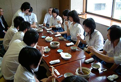 10日、木村屋でドジョウ料理を試食する三条商業高校商業クラブ