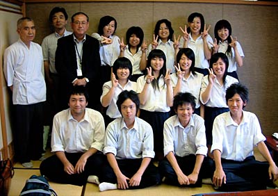 木村屋の板垣店主らと記念撮影