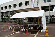 献花台は正面駐車場に張ったテントの下に