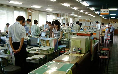 13日、三条市庁舎で行われた7・13水害の犠牲者に対する黙とう