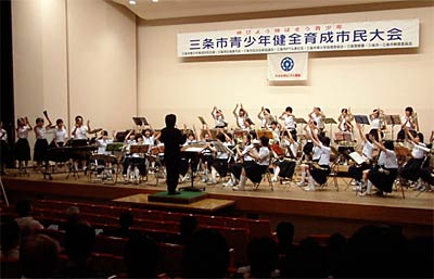 15日開かれた三条市青少年健全育成市民大会のアトラクション