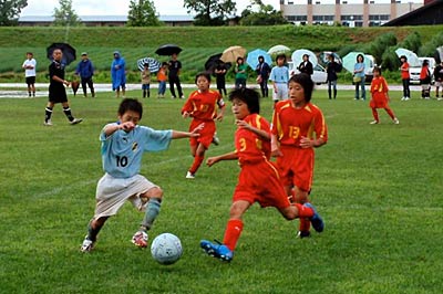 第3回三条市サッカー大会で15日行われたレギュラーの部決勝のレザーFCJr(赤)-新潟ナポリFC三条Jrサックス(青)戦