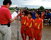 レギュラーの部で優勝を賞状を受けるレザーFCJr