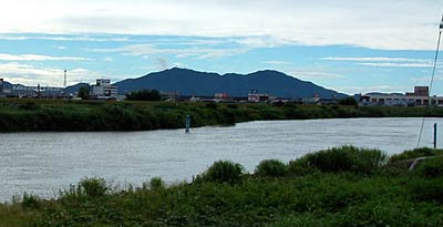 午後3時40分、三条市六ノ町公園付近から信濃川、その向こうに弥彦山