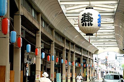 第36回飛燕夏まつりのメーン会場となる燕市の商店街アーケードには「燕」とある大ちょうちんのほかに新調したまつりちょうちんが連なる