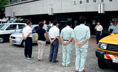 20日、三条市厚生福祉会館で行われた三条市の青色回転灯防犯パトロール出発式