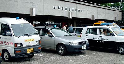 パトロールに出発する青色回転灯を装備した車