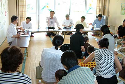 19日、なかよし児童館で「なかよし児童館が三条版こどもの森になるには?」をテーマに開かれた「ふれあいトーク」