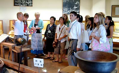 燕市産業史料館で金子館長の説明を聞くシェボイガン市の青少年親善使節団