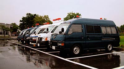燕市市民体育館駐車場に並ぶ関東方面からの警察隊の車両