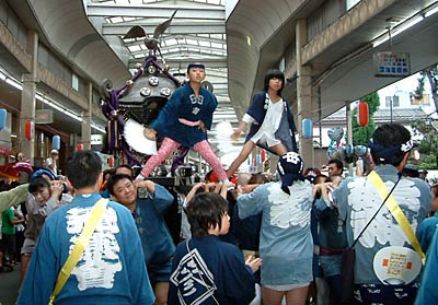 21日始まった第36回飛燕夏まつりの1000人みこし
