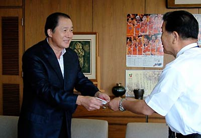 小林燕市長(右)に7万円の善意を手渡す花園いさみ鮨の谷口さん(左)