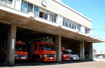 中越沖地震から8日ぶりに消防車両を車庫に格納した三条市消防本部