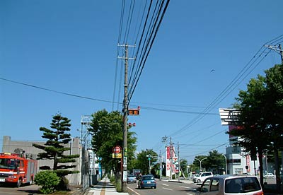 24日の抜けるように青い空、三条市消防本部前