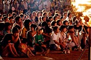 イベントを食い入るように見詰める