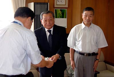 左から小林燕市長、飛燕夏まつり協賛会の山崎会長、田辺副会長