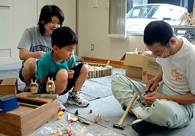 三条鍛冶道場で行われている夏休み親子木工教室