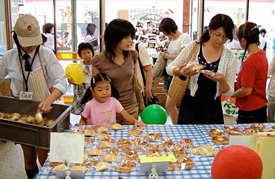 27日、オープンした三条商高商業クラブのチャレンジショップ・三商ベーカリー「いかパン屋」