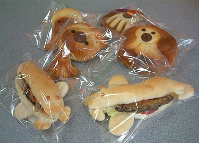 奥が昨年に続いて販売している「いかパン」と「たこパン」、手前が新作「ドジョウパン」