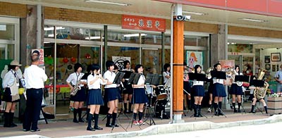 オープニングに店頭で三条商高吹奏楽部が演奏して盛り上げる