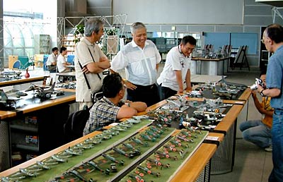 28、29日と三条・燕地域リサーチコアで開かれている飛行機模型合同展示会