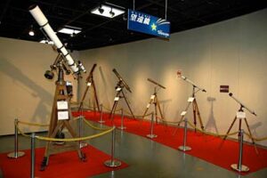 県立自然科学館で9月2日まで開かれている夏の特別展「星空にあこがれて　プラネタリウムと望遠鏡展」