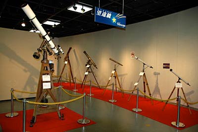 県立自然科学館で9月2日まで開かれている夏の特別展「星空にあこがれて プラネタリウムと望遠鏡展」