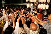 竿灯の上からもちまき