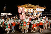 JR吉田駅に向かって出発する山車