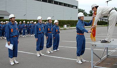 優勝して国定市長から優勝旗を受ける三条消防団本成寺分団第8部