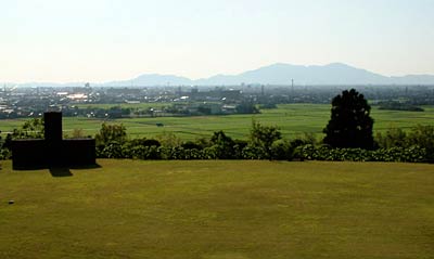 三条夏まつりの大花火大会の5日、花火観覧会場として開放する中小企業大学校三条校の前庭から望む弥彦山