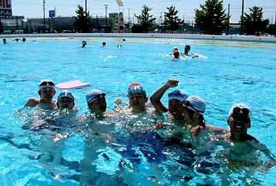 梅雨明けに夏空、猛暑でにぎわう1日の三条市民プールの屋外プール