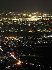 燕、三条方面の夜景、左下に弥彦の大鳥居、右上にJR燕三条駅
