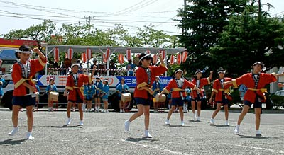 第3回三条夏まつりの開幕を告げる三条市厚生福祉会館からスタートしたふれ太鼓