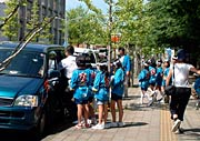 児童は車に分乗して次の会場へ