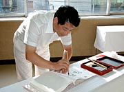 来庁記念の記帳を行う陳副市長