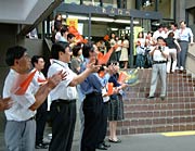 市役所玄関前で陳副市長を出迎え