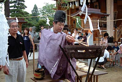 「はしの日」の4日、三条市・八幡宮で行われた県央食品衛生協会三条支部のはし供養祭で、はしを火にくべる藤崎宮司