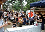 かき氷の無料配布も長蛇の列