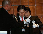 プレジデンシャルリースを受ける嘉瀬さん