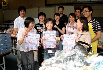 金物特価市の準備をする県央地域地場産業振興センター職員