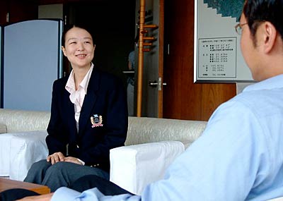 国定三条市長(右)に帰国報告する谷内田さん(左)