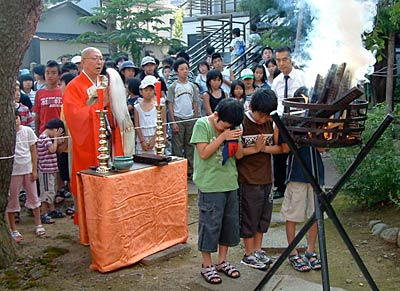 ことしも「そろばんの日」の8月8日、三条市・宗正寺で行われた三条珠算学校のそろばん供養
