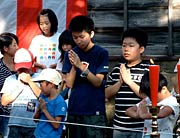 神妙に手を合わせる子どもたち