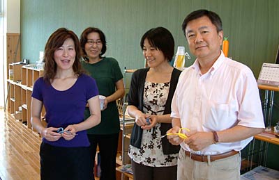 秋本社長(いちばん右)と社員