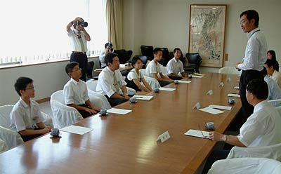 10日行われた平成19年度三条市青少年海外派遣事業中国班の出発あいさつ式