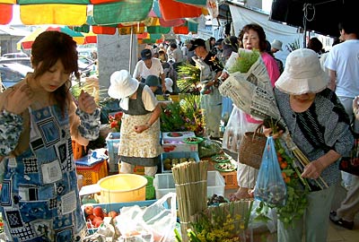 12日に三条中央市場で開かれた盆市