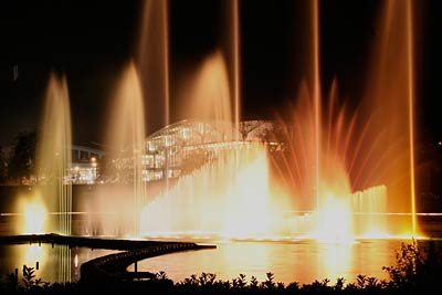 10日始まった国営越後丘陵公園のサマーナイトプレゼンツ、11日の音楽噴水の様子