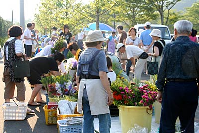 12日朝、三条市民球場わきで開かれた「しみん朝市」